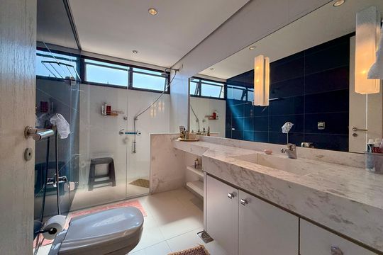 Apartamento à venda em Campo Belo com 5 quartos. — Banheiro Social 