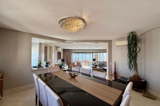 Apartamento à venda em Campo Belo com 5 quartos. — Sala