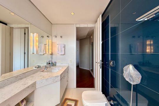 Apartamento à venda em Campo Belo com 5 quartos. — Banheiro Social 
