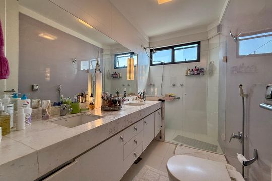 Apartamento à venda em Campo Belo com 5 quartos. — Banheiro Suíte 1