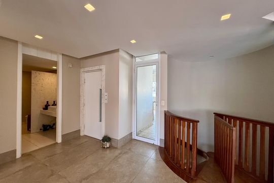 Apartamento à venda em Campo Belo com 5 quartos. — Escadas