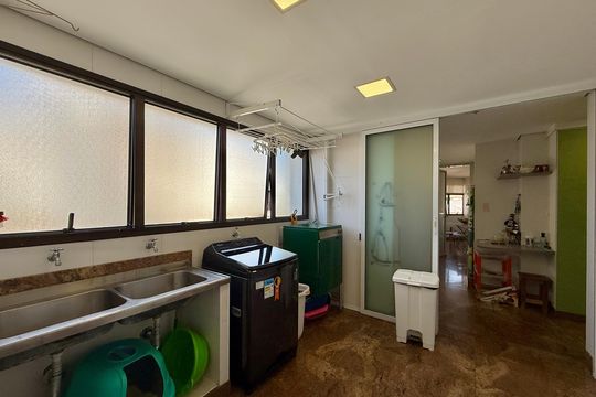 Apartamento à venda em Campo Belo com 5 quartos. — Área de Serviço 