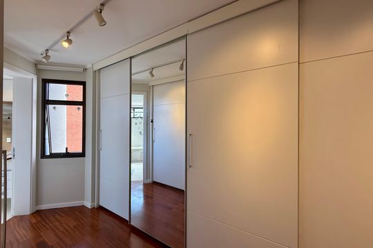 Apartamento à venda em Campo Belo com 5 quartos. — Closet Suíte 2