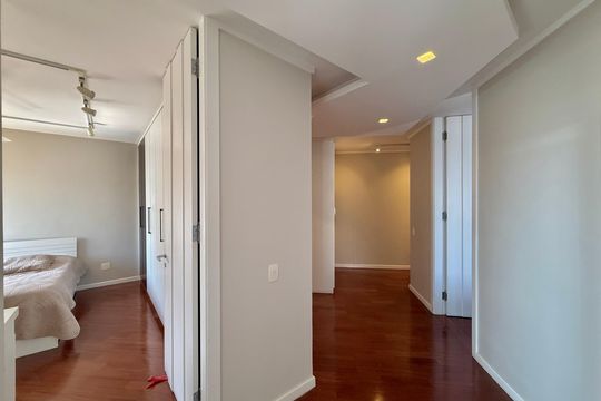 Apartamento à venda em Campo Belo com 5 quartos. — Corredor 