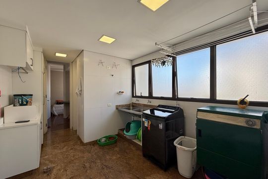 Apartamento à venda em Campo Belo com 5 quartos. — Área de Serviço 