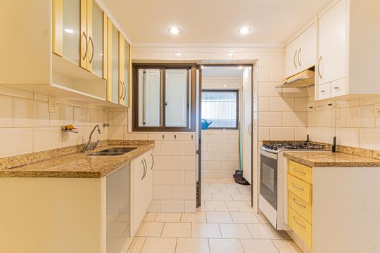 Apartamento mobiliado com 3 quartos, varanda e quintal. Piscina e academia no condomínio. Ideal para comprar. — foto 7