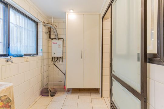Apartamento mobiliado com 3 quartos, varanda e quintal. Piscina e academia no condomínio. Ideal para comprar. — foto 12