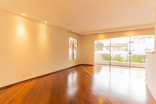 Apartamento mobiliado com 3 quartos, varanda e quintal. Piscina e academia no condomínio. Ideal para comprar. — foto 2