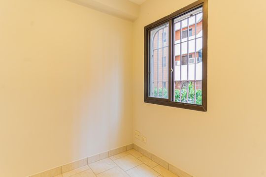 Apartamento mobiliado com 3 quartos, varanda e quintal. Piscina e academia no condomínio. Ideal para comprar. — foto 18