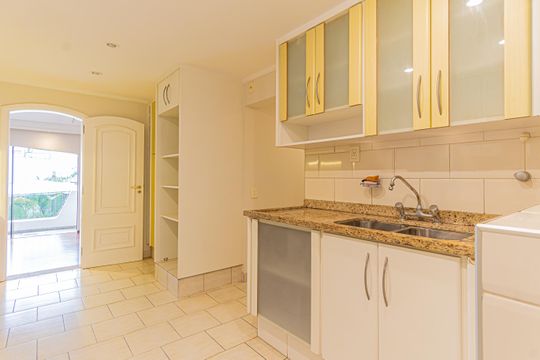 Apartamento mobiliado com 3 quartos, varanda e quintal. Piscina e academia no condomínio. Ideal para comprar. — foto 8