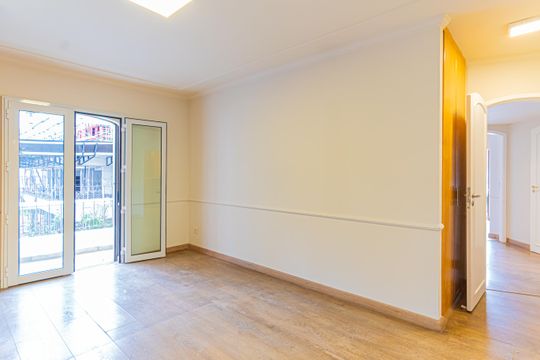 Apartamento mobiliado com 3 quartos, varanda e quintal. Piscina e academia no condomínio. Ideal para comprar. — foto 11
