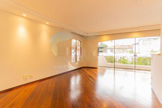 Apartamento mobiliado com 3 quartos, varanda e quintal. Piscina e academia no condomínio. Ideal para comprar. — foto 1
