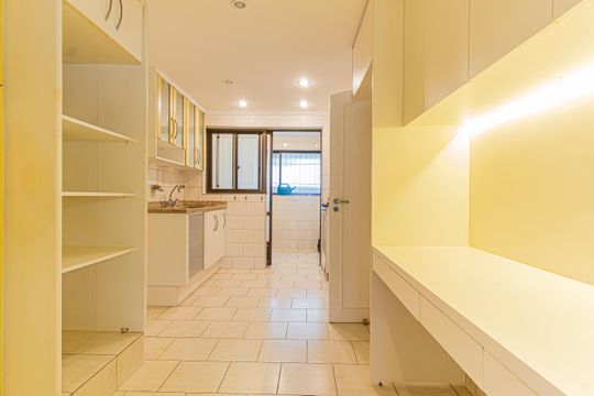 Apartamento mobiliado com 3 quartos, varanda e quintal. Piscina e academia no condomínio. Ideal para comprar. — foto 17