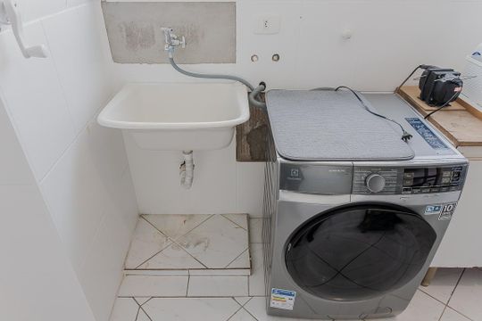Comprar apartamento em Pinheiros com 3 quartos. — Área de Serviço