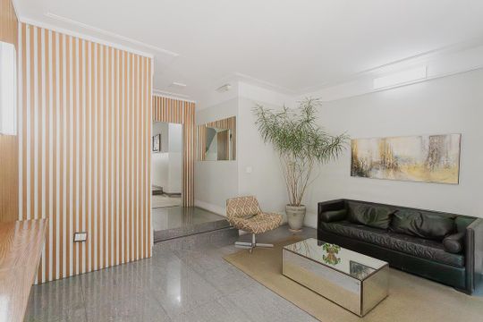 Comprar apartamento em Pinheiros com 3 quartos. — Hall social
