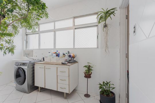 Comprar apartamento em Pinheiros com 3 quartos. — Área de Serviço