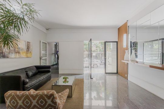 Comprar apartamento em Pinheiros com 3 quartos. — Hall social