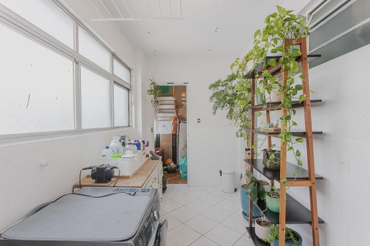 Comprar apartamento em Pinheiros com 3 quartos. — Área de Serviço