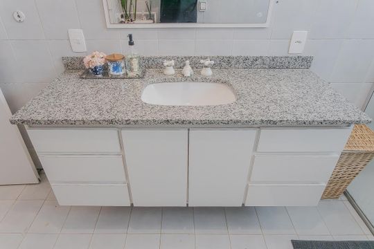 Comprar apartamento em Pinheiros com 3 quartos. — Banheiro da Suíte