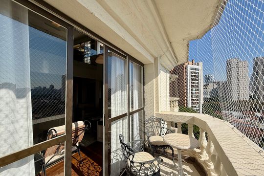 Venda de apartamento mobiliado no Brooklin com 4 quartos, 2 suítes, academia, piscina, garden e closet. — Sacada