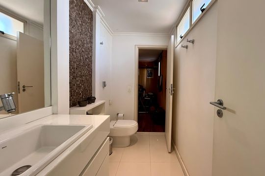 Venda de apartamento mobiliado no Brooklin com 4 quartos, 2 suítes, academia, piscina, garden e closet. — Banheiro Estúdio 