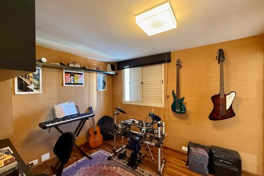 Venda de apartamento mobiliado no Brooklin com 4 quartos, 2 suítes, academia, piscina, garden e closet. — Estúdio 