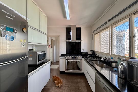 Venda de apartamento mobiliado no Brooklin com 4 quartos, 2 suítes, academia, piscina, garden e closet. — Cozinha 