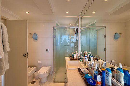 Venda de apartamento mobiliado no Brooklin com 4 quartos, 2 suítes, academia, piscina, garden e closet. — Banheiro Suíte 