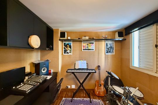 Venda de apartamento mobiliado no Brooklin com 4 quartos, 2 suítes, academia, piscina, garden e closet. — Estúdio 