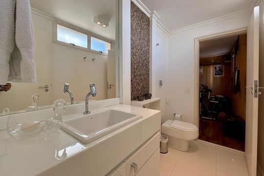 Venda de apartamento mobiliado no Brooklin com 4 quartos, 2 suítes, academia, piscina, garden e closet. — Banheiro Estúdio 