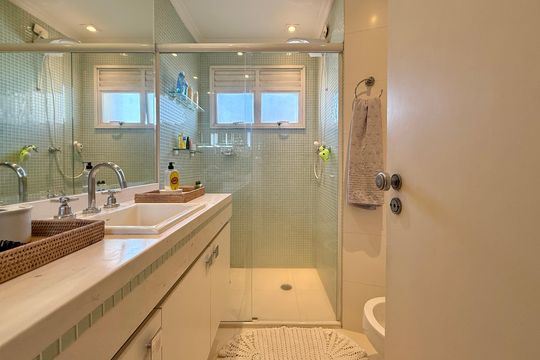 Venda de apartamento mobiliado no Brooklin com 4 quartos, 2 suítes, academia, piscina, garden e closet. — Banheiro Social 