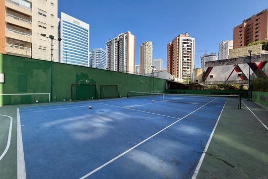Venda de apartamento mobiliado no Brooklin com 4 quartos, 2 suítes, academia, piscina, garden e closet. — Quadra