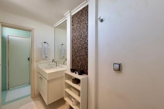 Venda de apartamento mobiliado no Brooklin com 4 quartos, 2 suítes, academia, piscina, garden e closet. — Banheiro Estúdio 