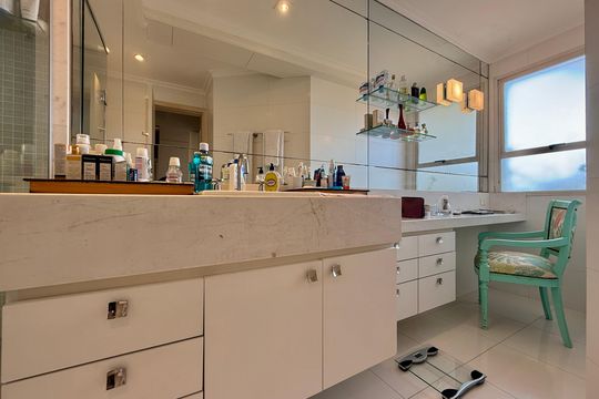 Venda de apartamento mobiliado no Brooklin com 4 quartos, 2 suítes, academia, piscina, garden e closet. — Banheiro Suíte 
