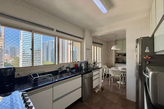 Venda de apartamento mobiliado no Brooklin com 4 quartos, 2 suítes, academia, piscina, garden e closet. — Cozinha 