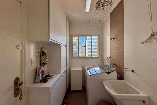 Venda de apartamento mobiliado no Brooklin com 4 quartos, 2 suítes, academia, piscina, garden e closet. — Área de Serviço