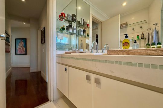 Venda de apartamento mobiliado no Brooklin com 4 quartos, 2 suítes, academia, piscina, garden e closet. — Banheiro Social 