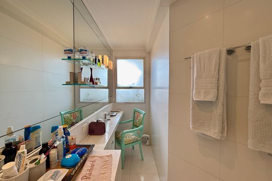 Venda de apartamento mobiliado no Brooklin com 4 quartos, 2 suítes, academia, piscina, garden e closet. — Banheiro Suíte 