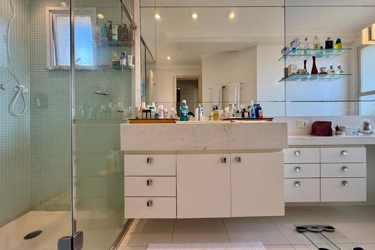 Venda de apartamento mobiliado no Brooklin com 4 quartos, 2 suítes, academia, piscina, garden e closet. — Banheiro Suíte 