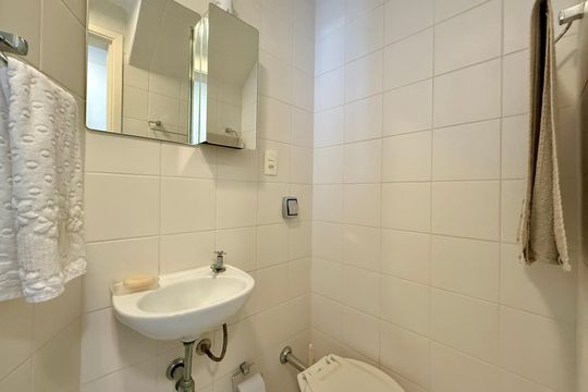 Venda de apartamento mobiliado no Brooklin com 4 quartos, 2 suítes, academia, piscina, garden e closet. — Banheiro de Serviço
