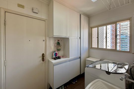 Venda de apartamento mobiliado no Brooklin com 4 quartos, 2 suítes, academia, piscina, garden e closet. — Área de Serviço