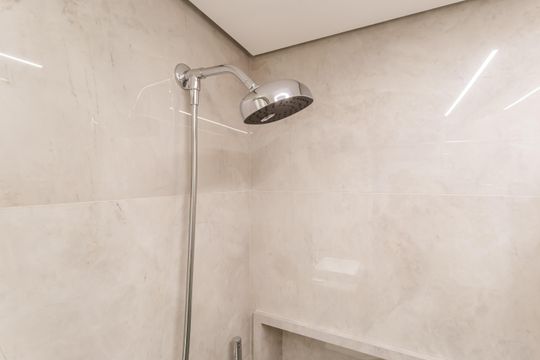 Apartamento mobiliado em Indianópolis com 3 quartos e varanda gourmet, ideal para comprar. — Banheiro da Suíte 2