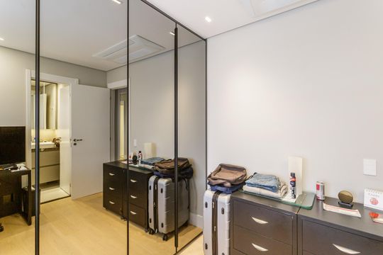 Apartamento mobiliado em Indianópolis com 3 quartos e varanda gourmet, ideal para comprar. — Suíte 1