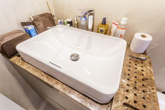 Apartamento mobiliado em Indianópolis com 3 quartos e varanda gourmet, ideal para comprar. — Banheiro da Suíte 1