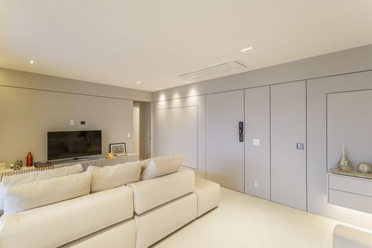 Apartamento mobiliado em Indianópolis com 3 quartos e varanda gourmet, ideal para comprar. — Sala