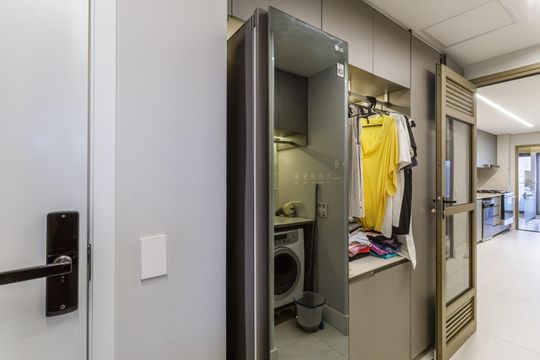 Apartamento mobiliado em Indianópolis com 3 quartos e varanda gourmet, ideal para comprar. — Área de Serviço