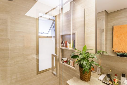 Apartamento mobiliado em Indianópolis com 3 quartos e varanda gourmet, ideal para comprar. — Banheiro da Suíte 3