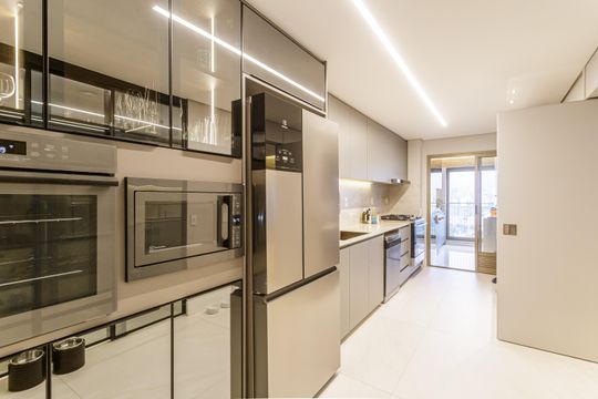 Apartamento mobiliado em Indianópolis com 3 quartos e varanda gourmet, ideal para comprar. — Cozinha