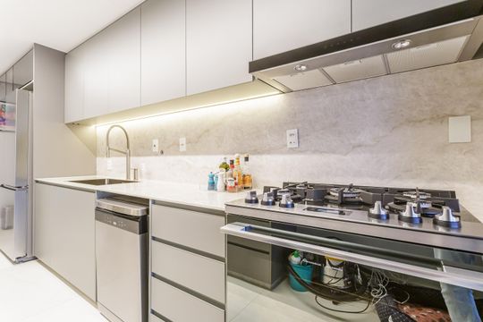 Apartamento mobiliado em Indianópolis com 3 quartos e varanda gourmet, ideal para comprar. — Cozinha