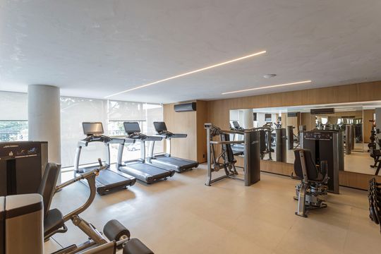 Apartamento mobiliado em Indianópolis com 3 quartos e varanda gourmet, ideal para comprar. — Área comum - Academia